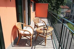 Cozy Attic Lake View in Nesso