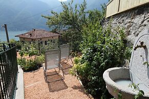 Cozy Attic Lake View in Nesso