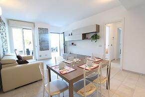 Infinity House Front Lake