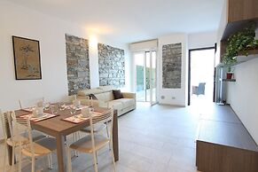 Infinity House Front Lake