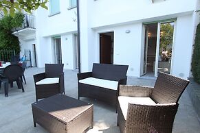 Infinity House Front Lake