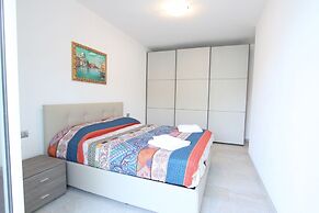 Infinity House Front Lake