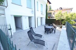 Infinity House Front Lake