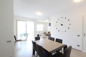 Infinity Luxury Apartment on the Lake