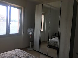 Infinity Luxury Apartment on the Lake