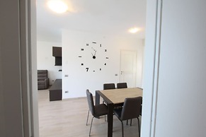 Infinity Luxury Apartment on the Lake