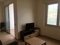 Infinity Luxury Apartment on the Lake