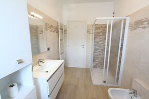 Infinity Luxury Apartment on the Lake