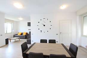 Infinity Luxury Apartment on the Lake