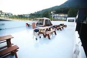 Flora Hostel Pension