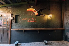 The Crown Pub & Guesthouse