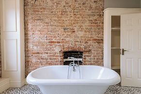 The Crown Pub & Guesthouse