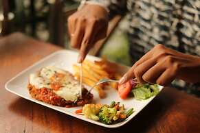 Mina Pelasa Hotel and Resto