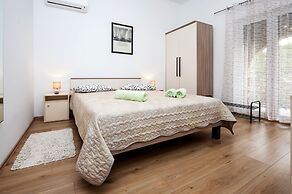 Apartments & Rooms Chiara