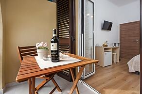 Apartments & Rooms Chiara