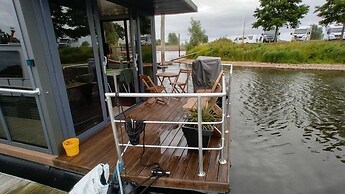 Tiny Hanzeboat