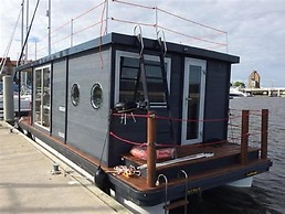 Tiny Hanzeboat
