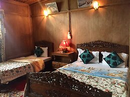 New Sea Palace Houseboats