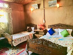 New Sea Palace Houseboats