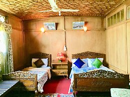 New Sea Palace Houseboats