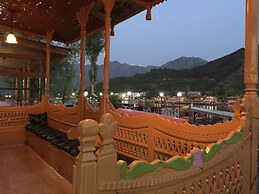 New Sea Palace Houseboats