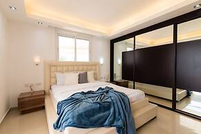 Apartment with Sauna, Hot Tub & Parking