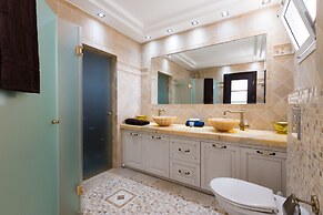 Apartment with Sauna, Hot Tub & Parking