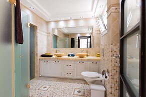 Apartment with Sauna, Hot Tub & Parking