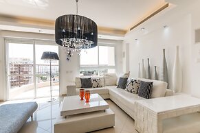 Apartment with Sauna, Hot Tub & Parking