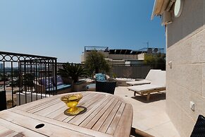 Apartment with Sauna, Hot Tub & Parking