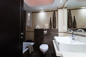 Apartment with Sauna, Hot Tub & Parking