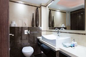 Apartment with Sauna, Hot Tub & Parking