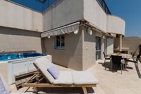 Apartment with Sauna, Hot Tub & Parking