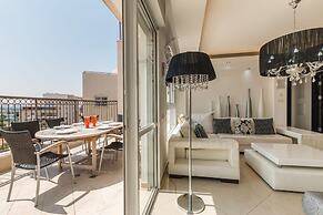 Apartment with Sauna, Hot Tub & Parking