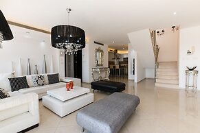 Apartment with Sauna, Hot Tub & Parking