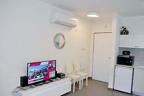 Classic 1BR in City Center near Beach by FeelHome