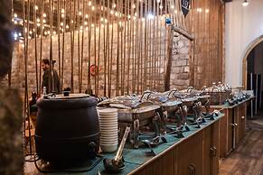 Winterfell The Stay, Unique River Front Resort