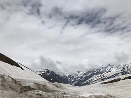 Winterfell The Stay, Unique River Front Resort