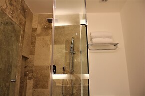 High-end comfort 2BR Condo with pool access by Happy Address
