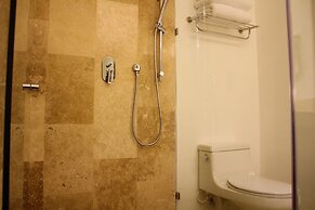 Profound relaxation in 2BR Condo with pool view by Happy Address