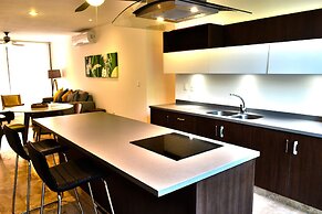 Chic Jungle 2 BR Condo by Happy Address