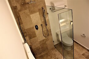 Chic Jungle 2 BR Condo by Happy Address