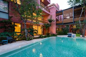 Chic Jungle 2 BR Condo by Happy Address