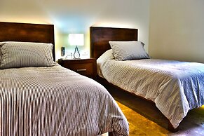 Chic Jungle 2 BR Condo by Happy Address