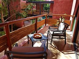 Chic Jungle 2 BR Condo by Happy Address