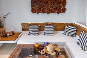 Niki Savvas Studio & Suites