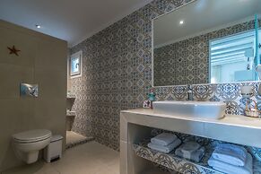 Niki Savvas Studio & Suites