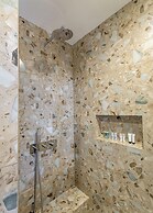 Niki Savvas Studio & Suites