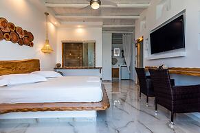 Niki Savvas Studio & Suites