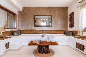 Niki Savvas Studio & Suites